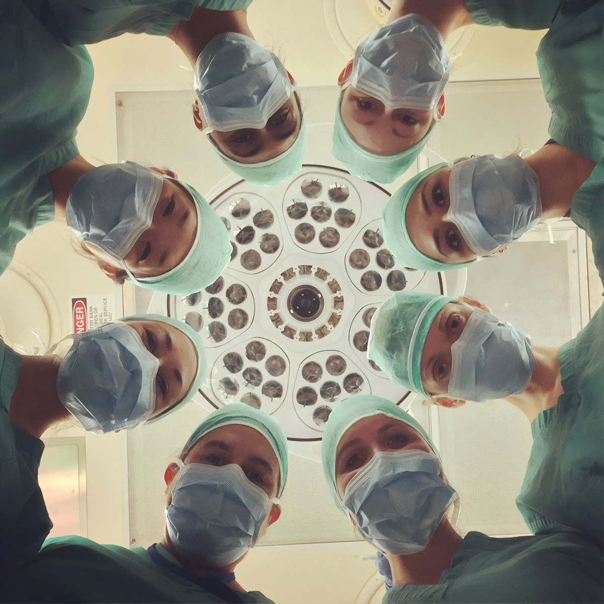 Médica utilizando prontuário em dispositivo durante atendimento